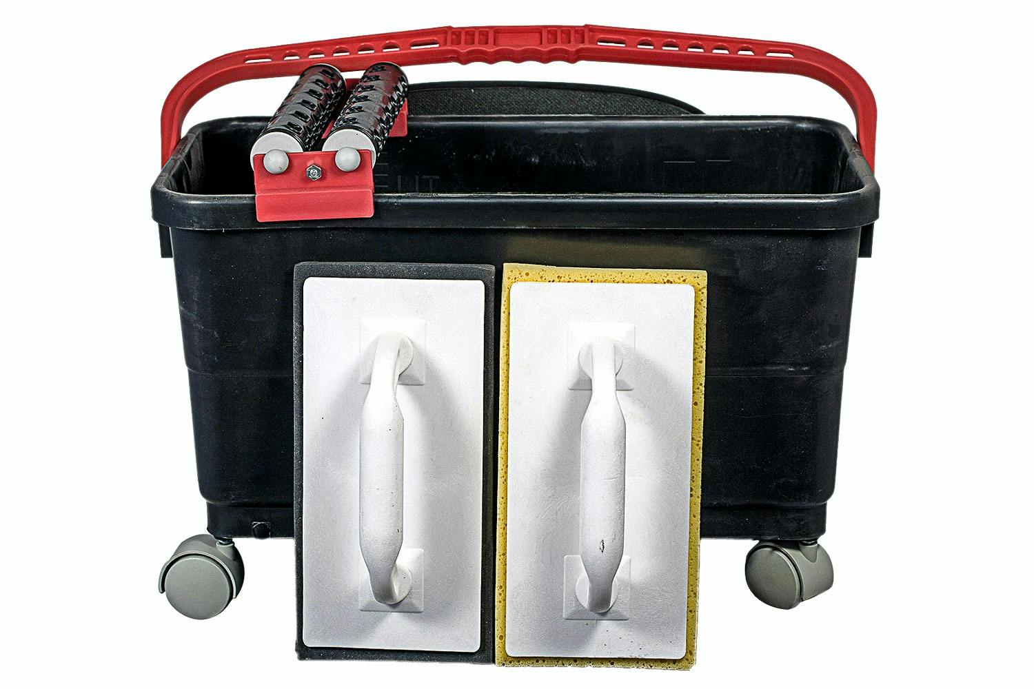 Foga kakel: Kakelfogset med rullspann, skumgummibräda och gummibräda. Foga kakel: Kakelfogset med rullspann, skumgummibräda och gummibräda.